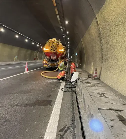 营根镇隧道排水渠清淤